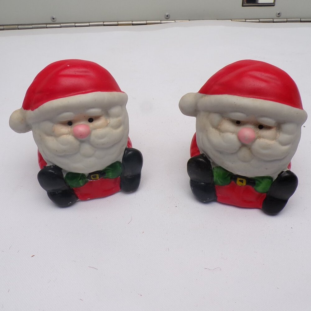 Vintage Santa Sitting Salt And Pepper Shakers 1997